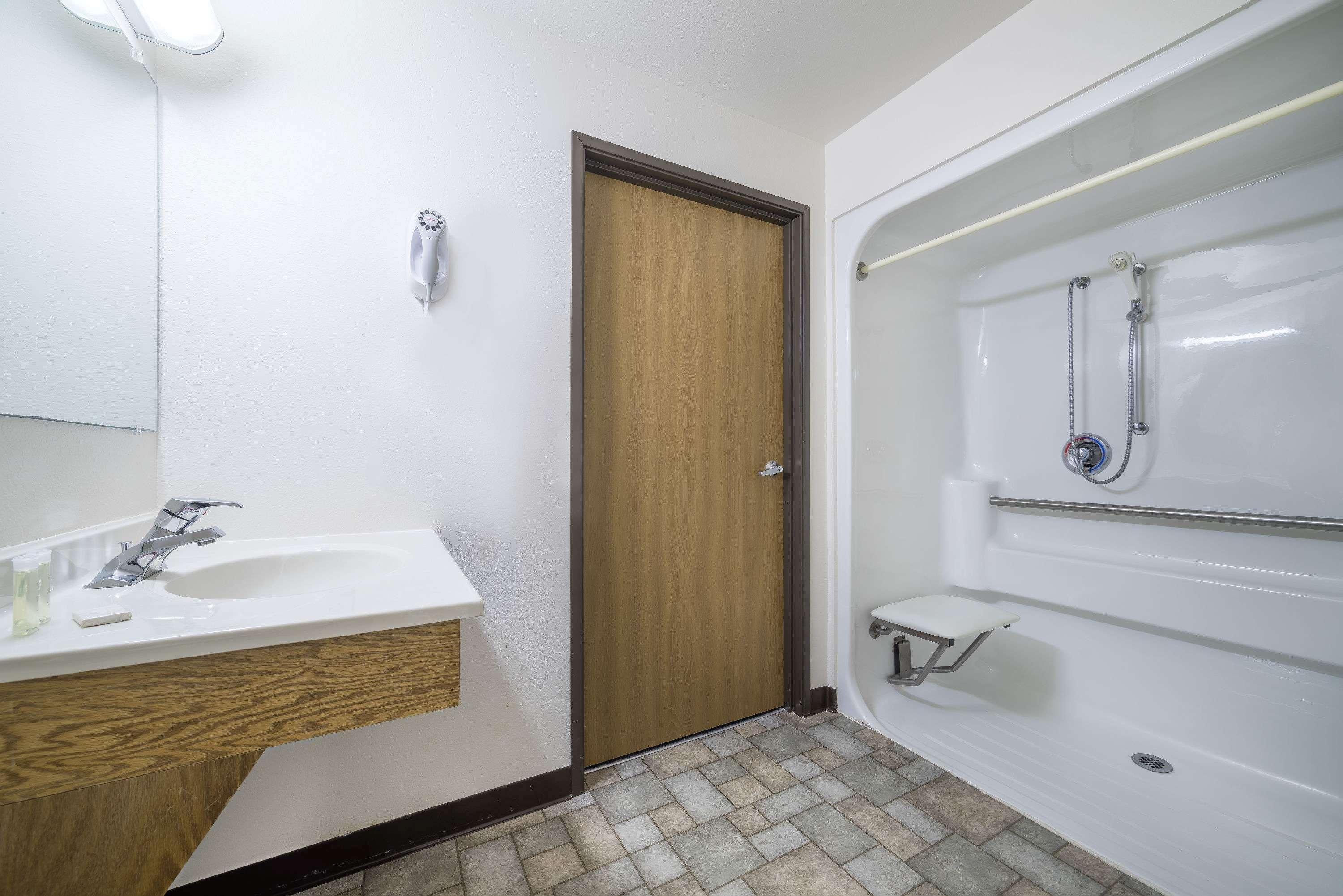 Super 8 by Wyndham Park Rapids Hotel Bagian luar foto