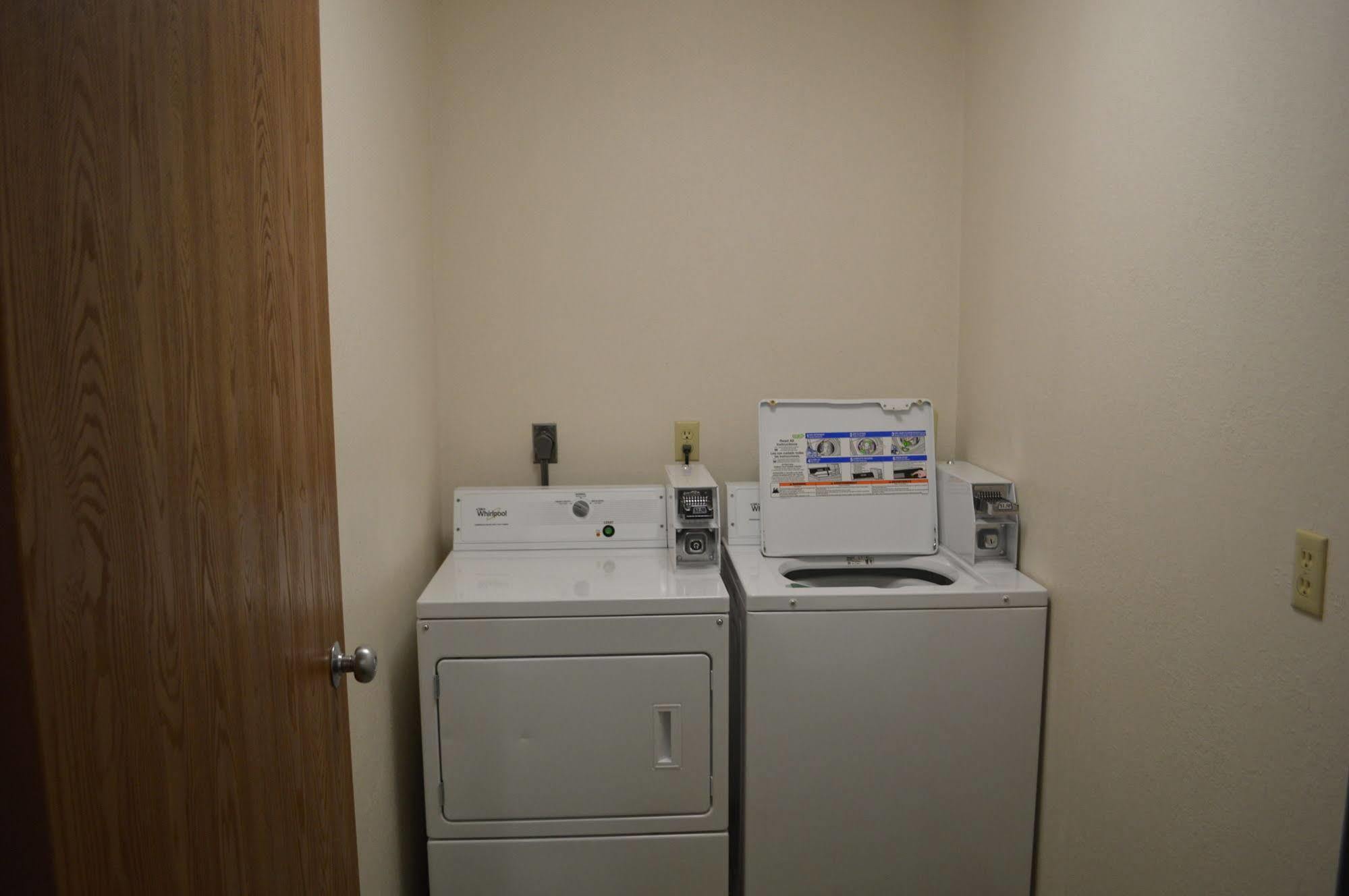 Super 8 by Wyndham Park Rapids Hotel Bagian luar foto