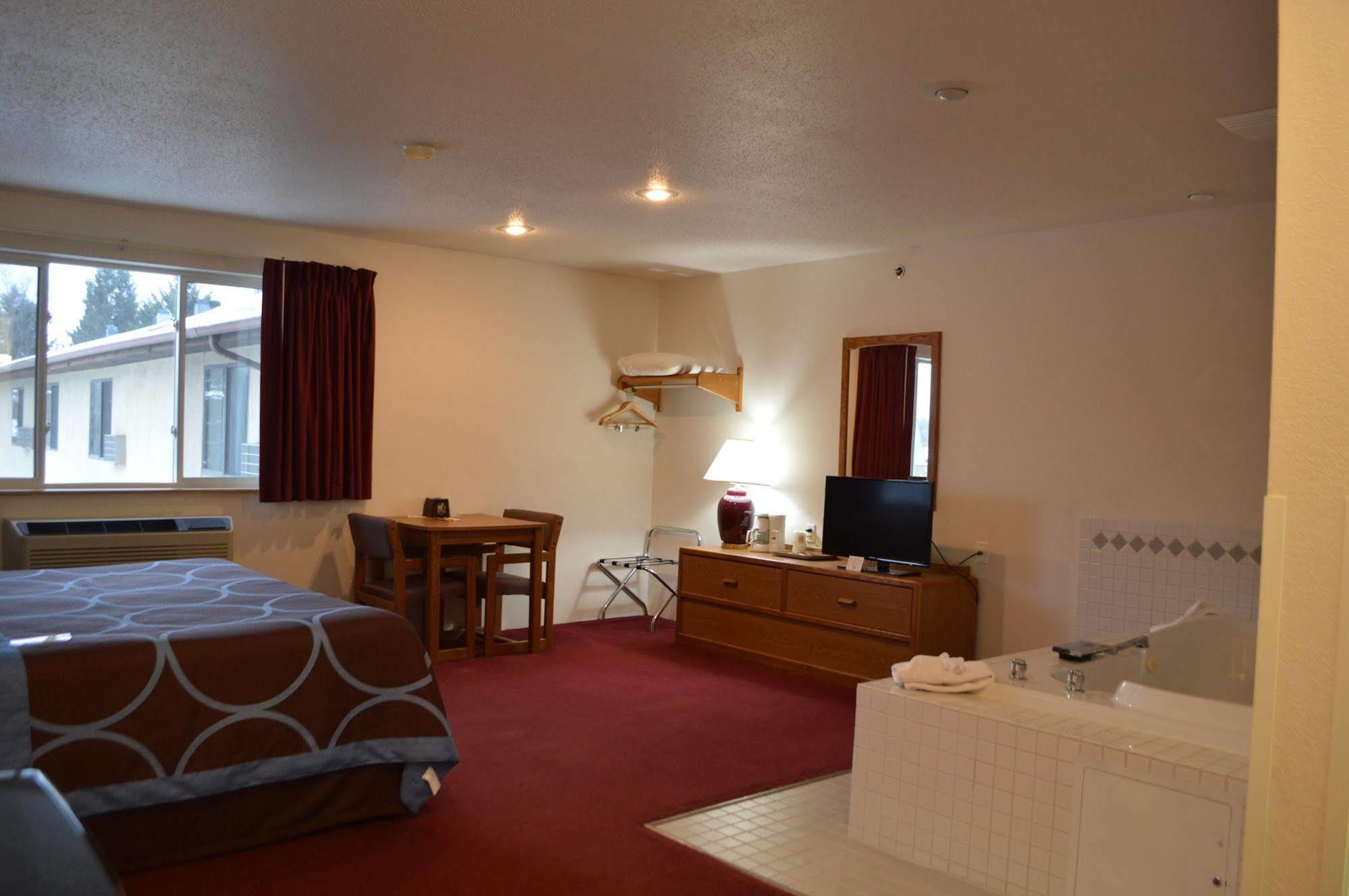 Super 8 by Wyndham Park Rapids Hotel Bagian luar foto