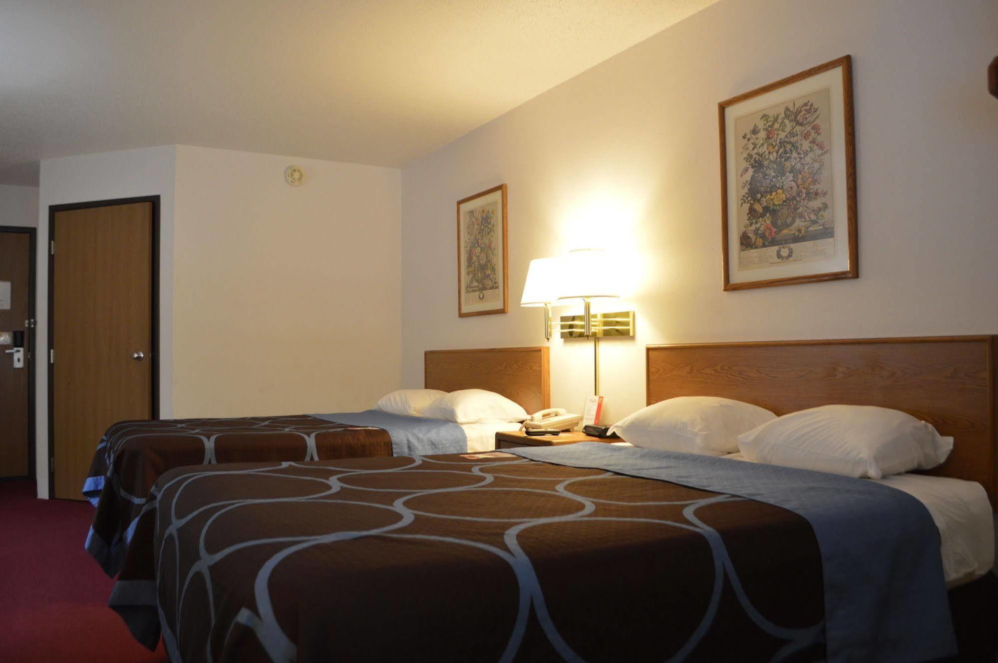 Super 8 by Wyndham Park Rapids Hotel Bagian luar foto