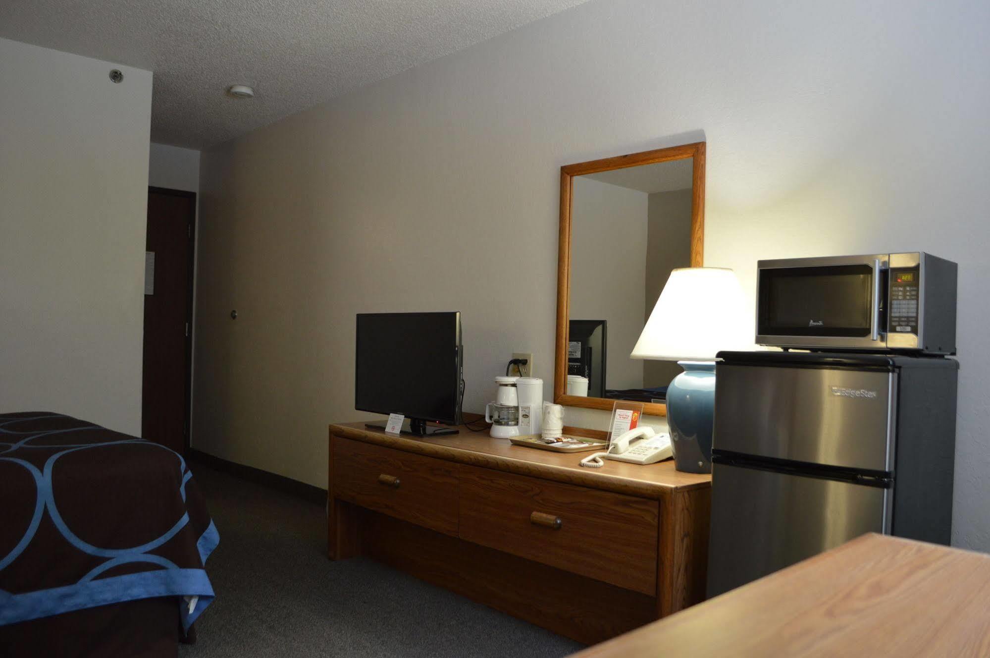 Super 8 by Wyndham Park Rapids Hotel Bagian luar foto