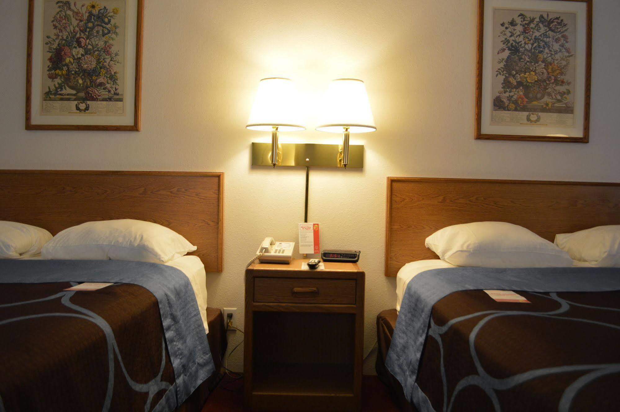 Super 8 by Wyndham Park Rapids Hotel Bagian luar foto