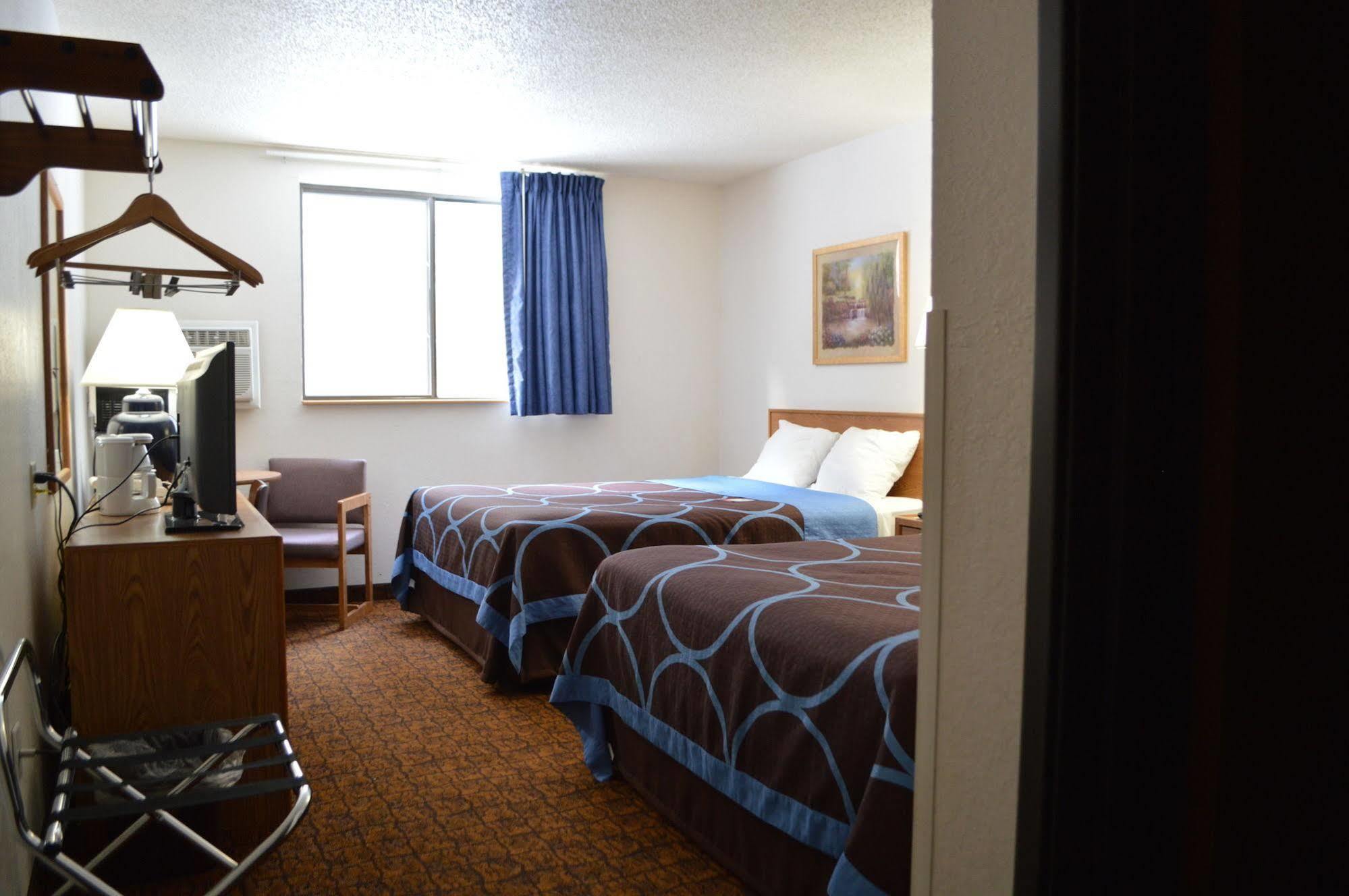 Super 8 by Wyndham Park Rapids Hotel Bagian luar foto