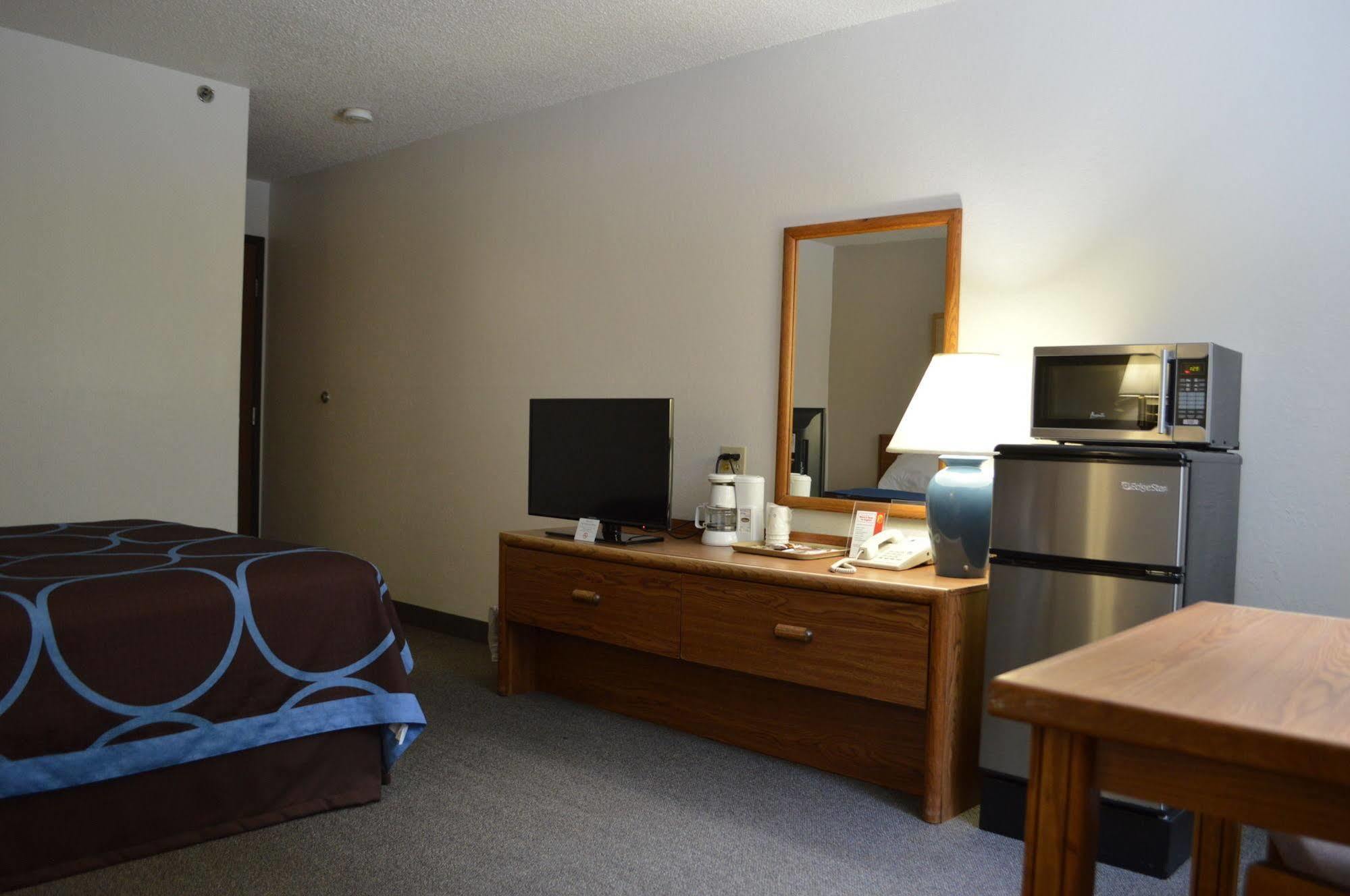 Super 8 by Wyndham Park Rapids Hotel Bagian luar foto
