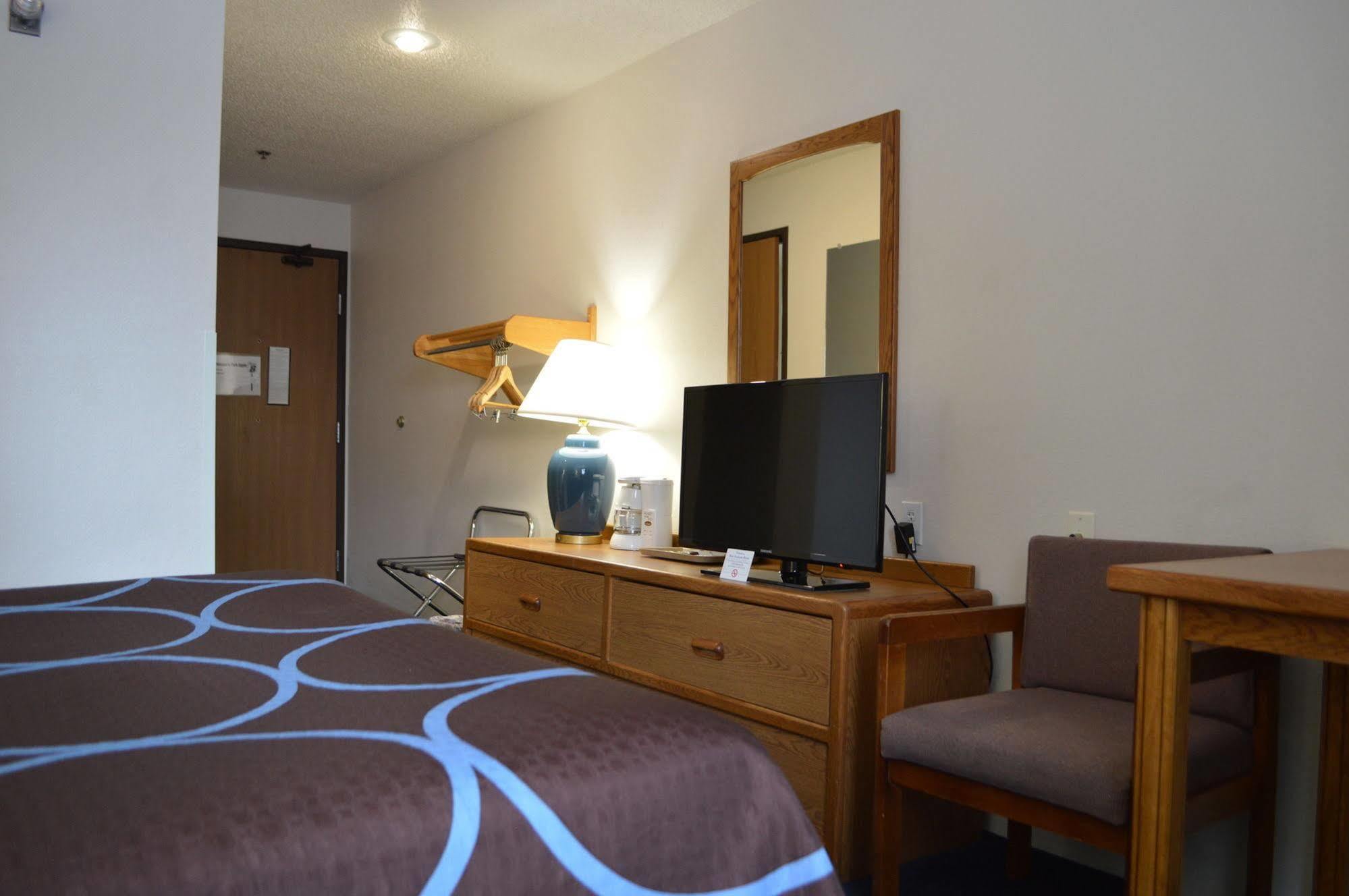 Super 8 by Wyndham Park Rapids Hotel Bagian luar foto