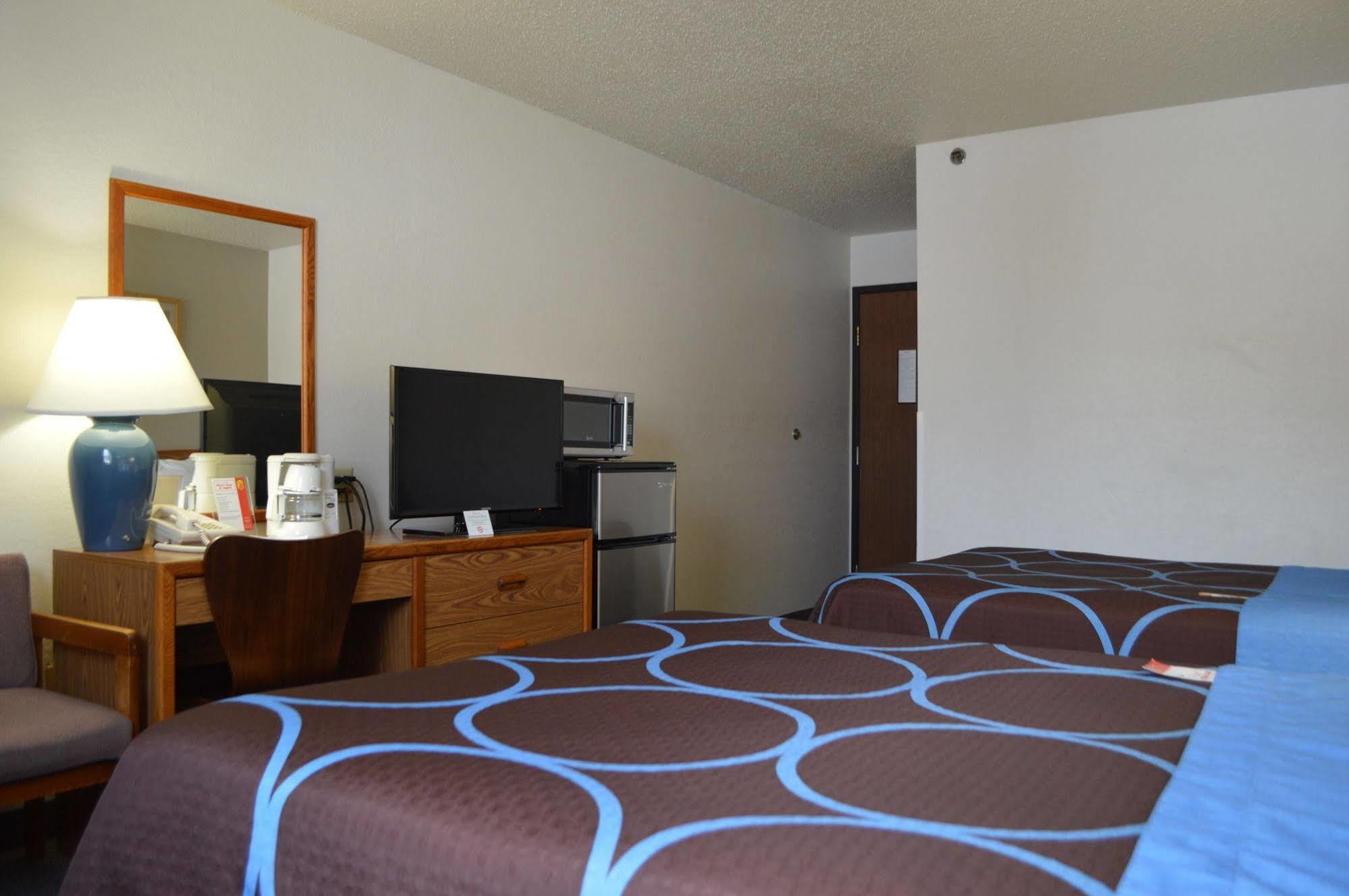 Super 8 by Wyndham Park Rapids Hotel Bagian luar foto