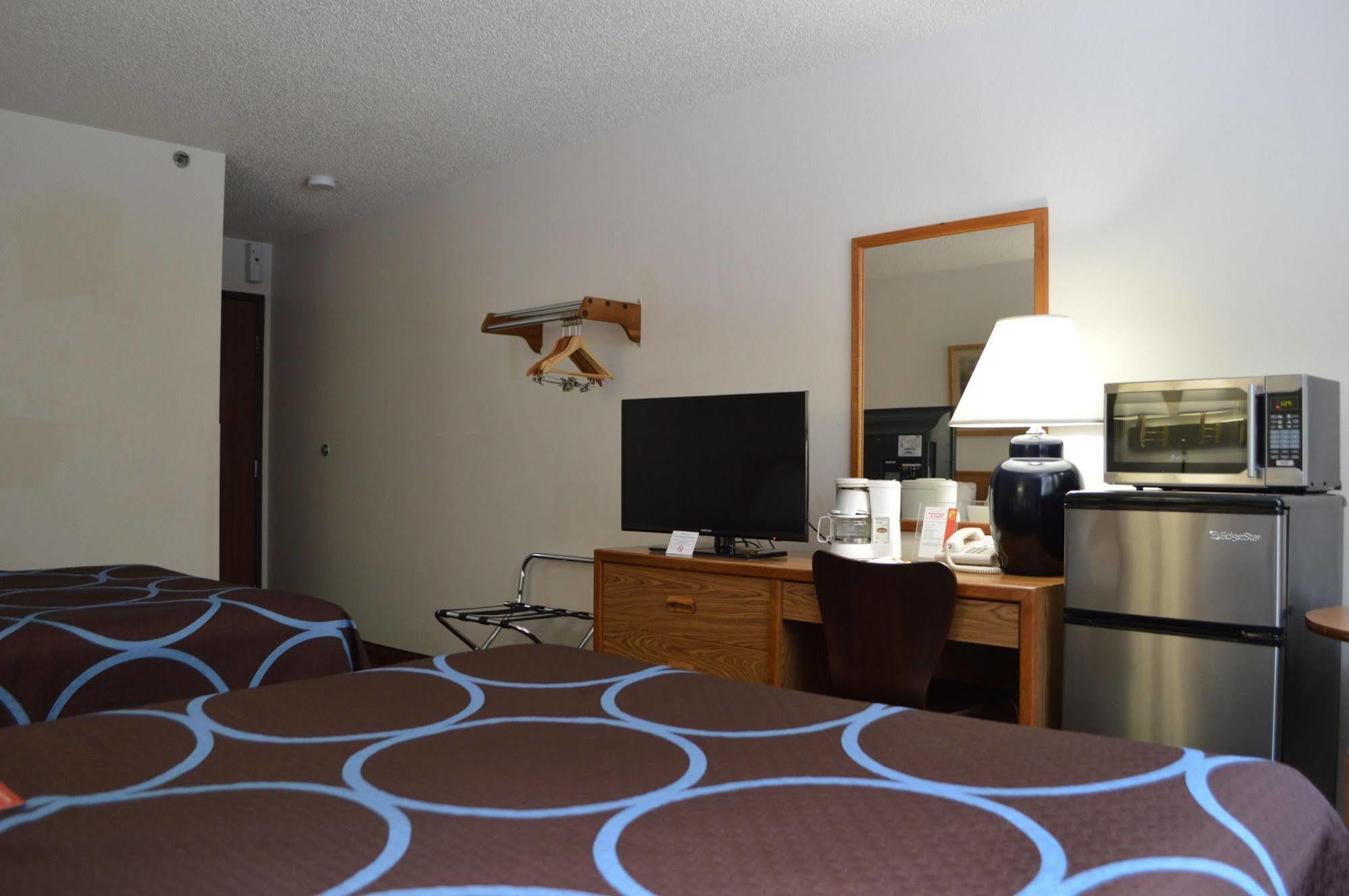 Super 8 by Wyndham Park Rapids Hotel Bagian luar foto