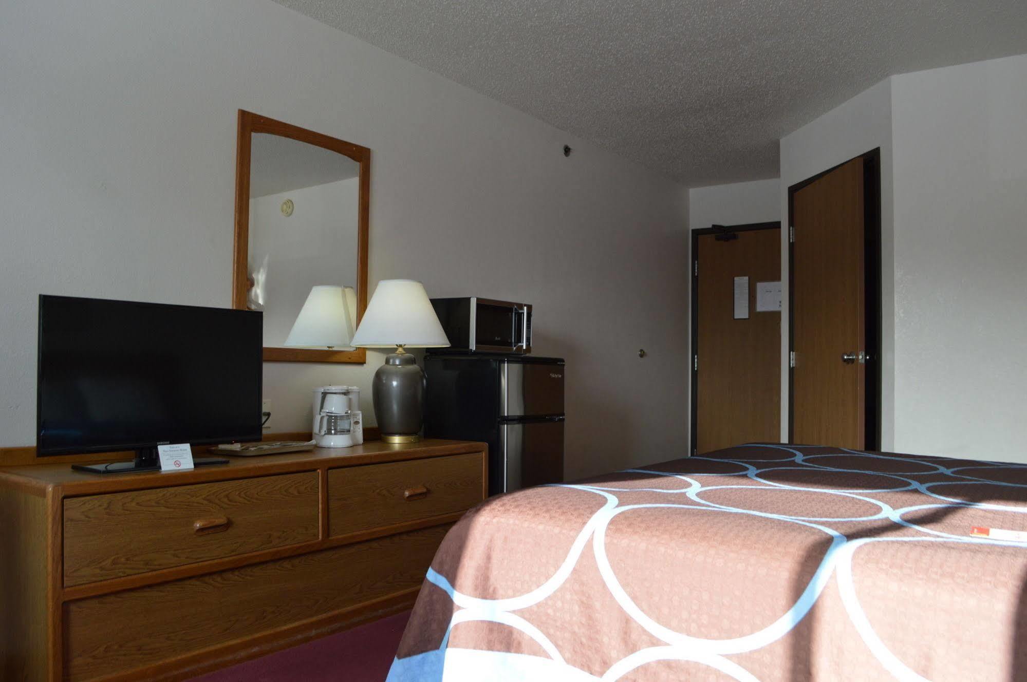 Super 8 by Wyndham Park Rapids Hotel Bagian luar foto