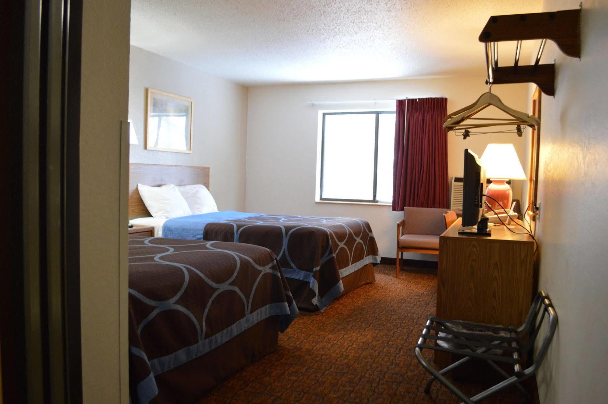 Super 8 by Wyndham Park Rapids Hotel Bagian luar foto