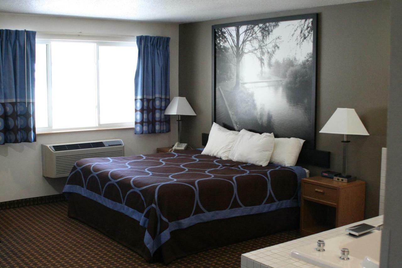 Super 8 by Wyndham Park Rapids Hotel Bagian luar foto